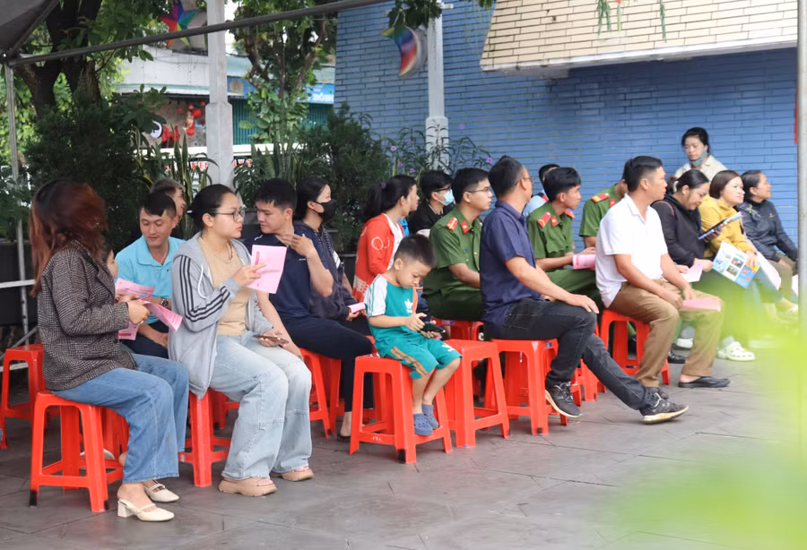 Đông đảo người dân xếp hàng chờ tới lượt hiến máu. Ảnh: Lạc Hà