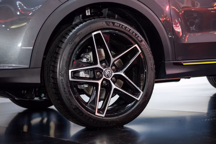 Bộ mâm 19 inch tạo hình cánh hoa bắt mắt của MG RX5. Ảnh: S.T