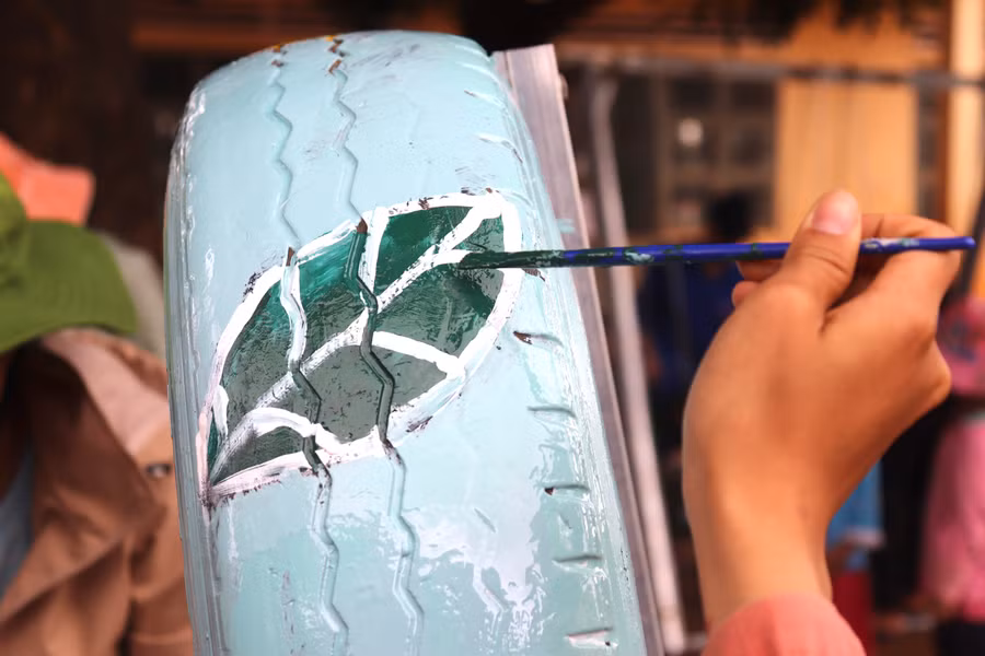 Mỗi khu vui chơi sẽ sử dụng từ 10-15 chiếc lốp xe cũ. Ảnh: Lạc Hà