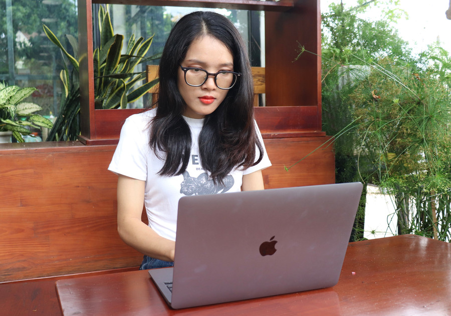 Sau giờ làm, Rô H’Huyên nhanh chóng bắt tay vào viết nội dung cho công việc bán thời gian. Ảnh: Lạc Hà Sau giờ làm, Rô H’Huyên nhanh chóng bắt tay vào viết nội dung cho công việc bán thời gian. Ảnh: Lạc Hà