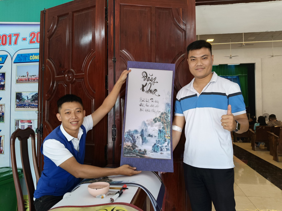 Người tham gia ngày hội phấn khởi nhận quà sau khi hiến máu. Ảnh: Lạc Hà Người tham gia ngày hội phấn khởi nhận quà sau khi hiến máu. Ảnh: Lạc Hà