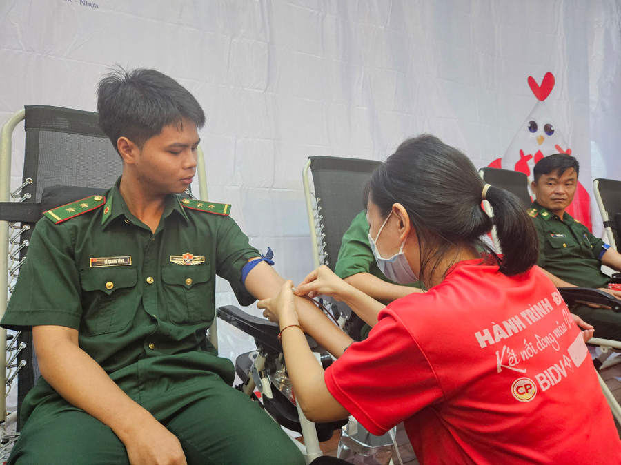 Hàng chục cán bộ, chiến sĩ đến từ các đơn vị lực lượng vũ trang tham gia hiến máu. Ảnh: Ngọc Duy Hàng chục cán bộ, chiến sĩ đến từ các đơn vị lực lượng vũ trang tham gia hiến máu. Ảnh: Ngọc Duy