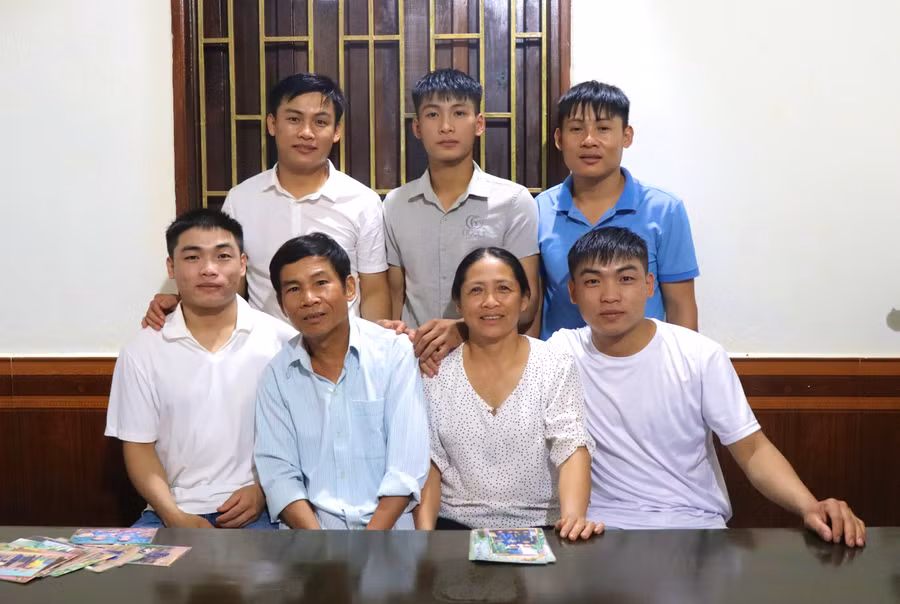 Trong nhiều năm liền, gia đình ông Lộc, bà Linh được UBND xã Ia Hlốp (huyện Chư Sê) trao tặng giấy khen gia đình học tập tiêu biểu. Ảnh: Lạc Hà