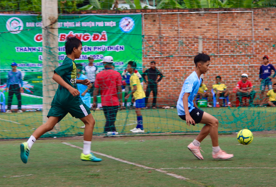 Giải bóng đá thanh thiếu niên huyện Phú Thiện lần thứ II năm 2024 là một trong những hoạt động hè do Huyện Đoàn tổ chức cho các em nhỏ tại địa phương. Ảnh: Lạc Hà Giải bóng đá thanh thiếu niên huyện Phú Thiện lần thứ II năm 2024 là một trong những hoạt động hè do Huyện Đoàn tổ chức cho các em nhỏ tại địa phương. Ảnh: Lạc Hà