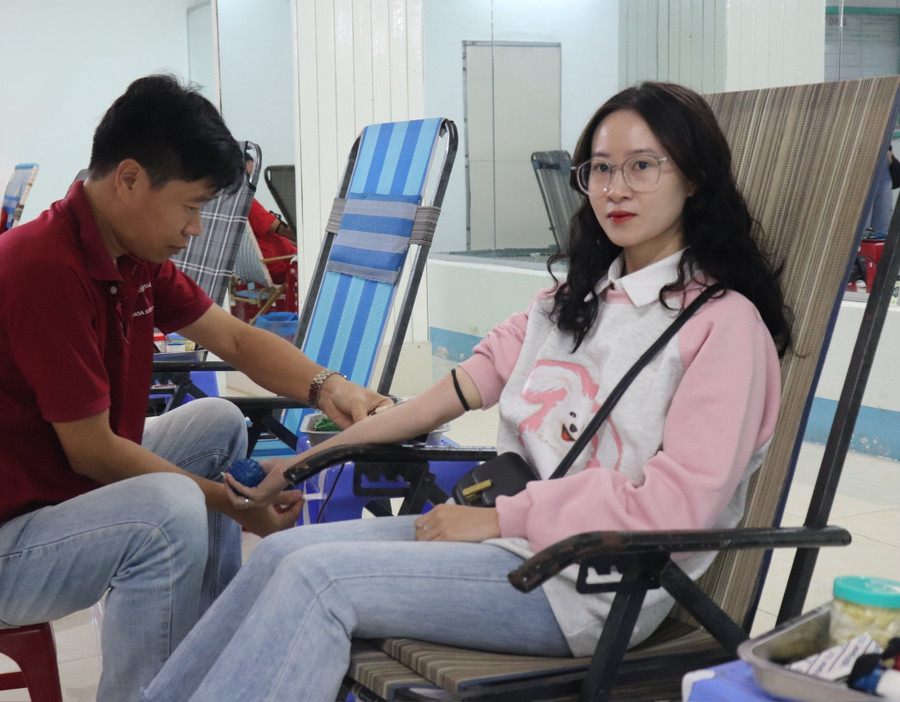 Chương trình nhận được sự hưởng ứng của nhiều bạn trẻ với nghĩa cử cao đẹp “Mỗi giọt máu cho đi, một cuộc đời ở lại”. Ảnh: Ngọc Duy Chương trình nhận được sự hưởng ứng của nhiều bạn trẻ với nghĩa cử cao đẹp “Mỗi giọt máu cho đi, một cuộc đời ở lại”. Ảnh: Ngọc Duy