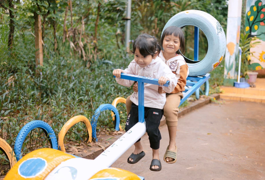 Các em nhỏ thích thú với khu vui chơi tái chế. Ảnh: Lạc Hà