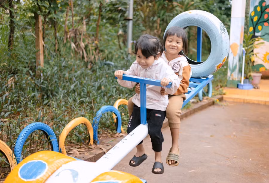 Các em nhỏ thích thú với khu vui chơi tái chế. Ảnh: Lạc Hà