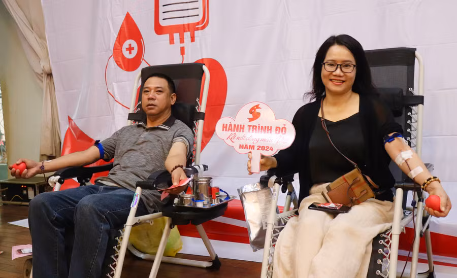 Hình ảnh đẹp của một đôi vợ chồng tại ngày hội hiến máu "Giọt hồng cao nguyên" sáng 6-7. Ảnh: Ngọc Duy