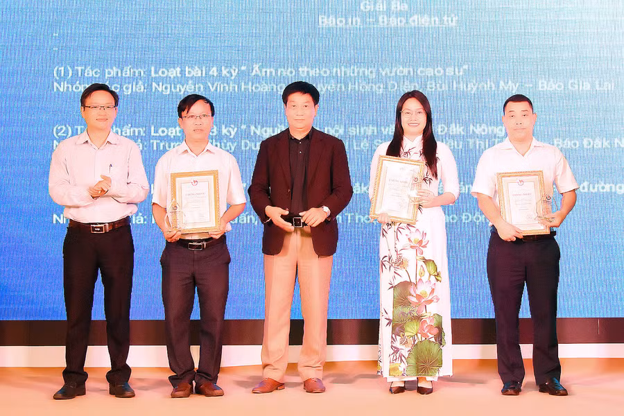 Nhà báo Nguyễn Vĩnh Hoàng (thứ 2 từ trái sang), đại diện nhóm tác giả của Báo Gia Lai nhận giải Ba với loạt bài 4 kỳ “Ấm no theo những vườn cao su” tại Giải Báo chí Tây Nguyên lần thứ I-2023. Ảnh: Đức Thuỵ Nhà báo Nguyễn Vĩnh Hoàng (thứ 2 từ trái sang), đại diện nhóm tác giả của Báo Gia Lai nhận giải Ba với loạt bài 4 kỳ “Ấm no theo những vườn cao su” tại Giải Báo chí Tây Nguyên lần thứ I-2023. Ảnh: Đức Thuỵ