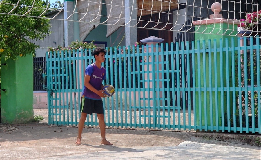 Gia đình chị Siu H'Hiền tận dụng khoảng sân trước nhà làm sân bóng chuyền cho con vui chơi vào dịp hè. Ảnh: Lạc Hà Gia đình chị Siu H'Hiền tận dụng khoảng sân trước nhà làm sân bóng chuyền cho con vui chơi vào dịp hè. Ảnh: Lạc Hà