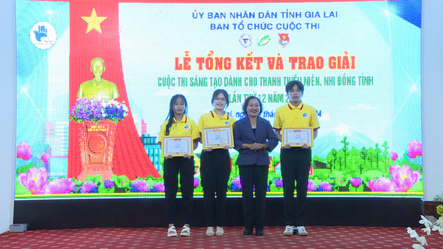 Tỉnh ủy viên, Phó Chủ tịch HĐND tỉnh Ayun H’ Bút trao giải nhì cho nhóm tác giả đến từ Trường THPT Nguyễn Bỉnh Khiêm (huyện Chư Sê). Ảnh: Lạc Hà Tỉnh ủy viên, Phó Chủ tịch HĐND tỉnh Ayun H’ Bút trao giải nhì cho nhóm tác giả đến từ Trường THPT Nguyễn Bỉnh Khiêm (huyện Chư Sê). Ảnh: Lạc Hà