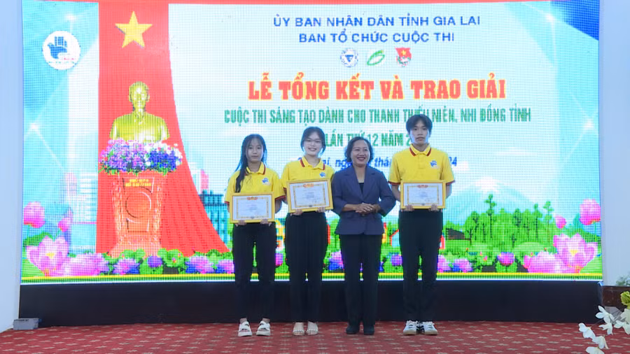 Tỉnh ủy viên, Phó Chủ tịch HĐND tỉnh Ayun H’ Bút trao giải nhì cho nhóm tác giả đến từ Trường THPT Nguyễn Bỉnh Khiêm (huyện Chư Sê). Ảnh: Lạc Hà