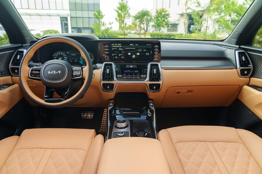 Khoang lái của Kia Sorento 2024 được trang bị nhiều thiết bị hiện đại. Ảnh: S.T Khoang lái của Kia Sorento 2024 được trang bị nhiều thiết bị hiện đại. Ảnh: S.T