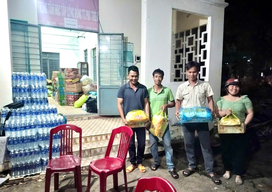 Dù đã tối muộn nhưng người dân vẫn mang nhu yếu phẩm đến trụ sở UBND thị trấn Phú Thiện để hỗ trợ các tỉnh, thành phía Bắc đang bị ảnh hưởng bởi thiên tai. Ảnh: Lạc Hà Dù đã tối muộn nhưng người dân vẫn mang nhu yếu phẩm đến trụ sở UBND thị trấn Phú Thiện để hỗ trợ các tỉnh, thành phía Bắc đang bị ảnh hưởng bởi thiên tai. Ảnh: Lạc Hà
