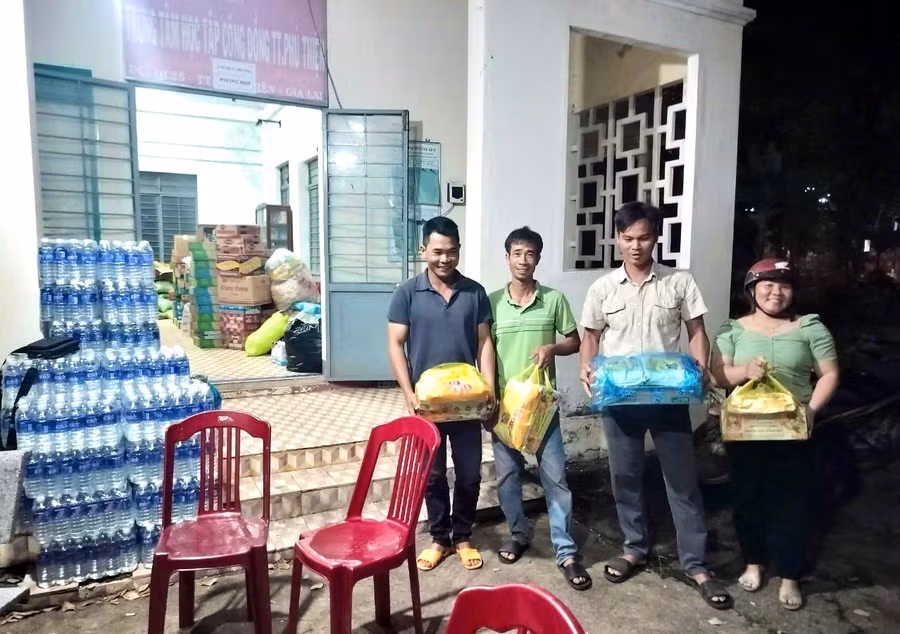 Dù đã tối muộn nhưng người dân vẫn mang nhu yếu phẩm đến trụ sở UBND thị trấn Phú Thiện để hỗ trợ các tỉnh, thành phía Bắc đang bị ảnh hưởng bởi thiên tai. Ảnh: Lạc Hà