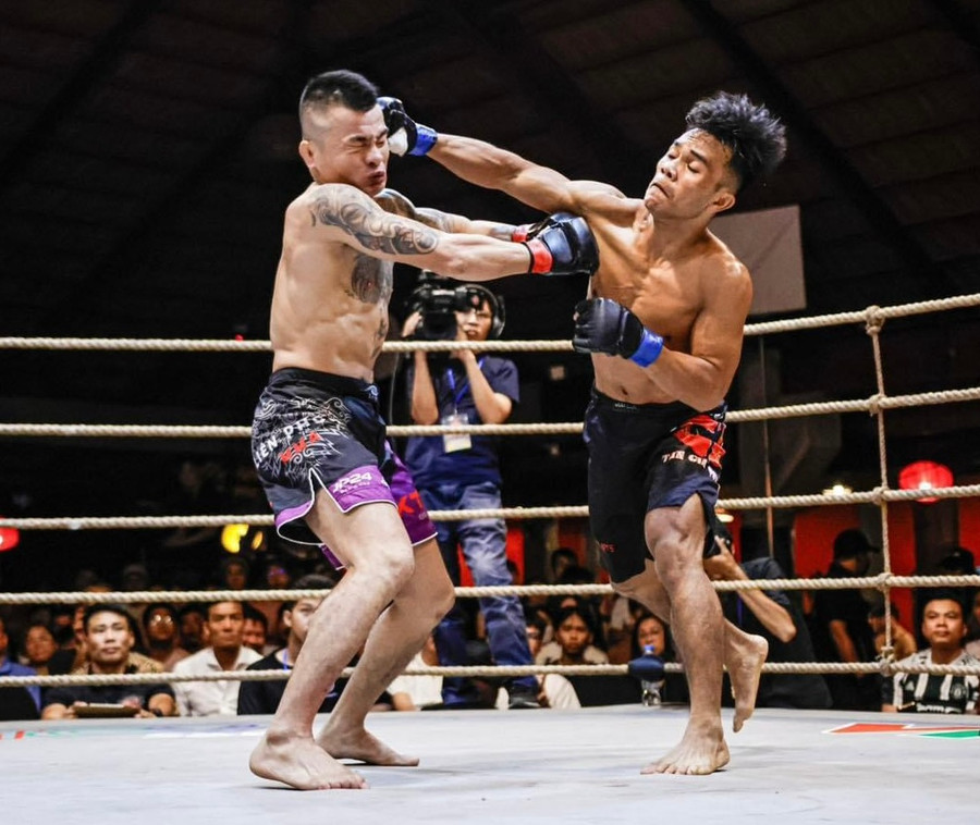 Rơ Mah Chưng (bên phải) luôn thi đấu hết sức mình trên các sàn đấu. Ảnh: NVCC Rơ Mah Chưng (bên phải) luôn thi đấu hết sức mình trên các sàn đấu. Ảnh: NVCC