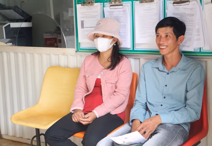 Người dân cảm thấy hài lòng với thái độ phục vụ và tốc độ xử lý giấy tờ của cán bộ, công chức Bộ phận tiếp nhận và trả kết quả huyện Chư Păh. Ảnh: Lạc Hà