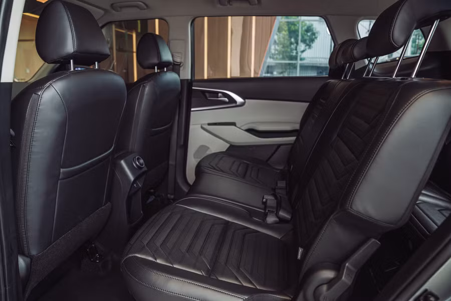 Carens 2023 sở hữu không gian nội thất rộng rãi với 3 hàng ghế, phù hợp cho nhu cầu di chuyển của gia đình nhiều thành viên. Ảnh: S.T