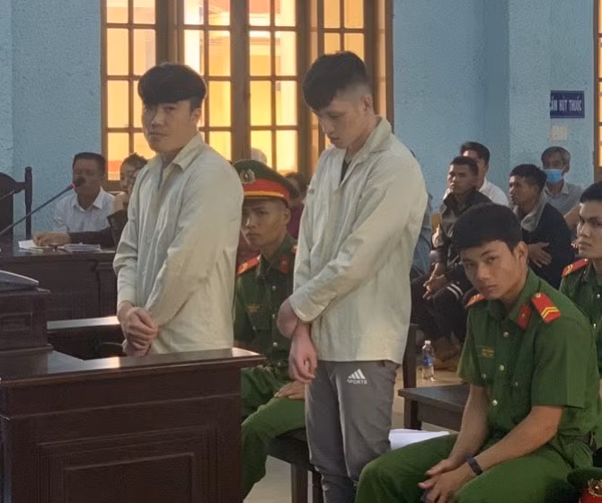 Bị cáo Trần Quang Quyết (bìa phải) và Phan Ngọc Đức. Ảnh: R'Ô HOK