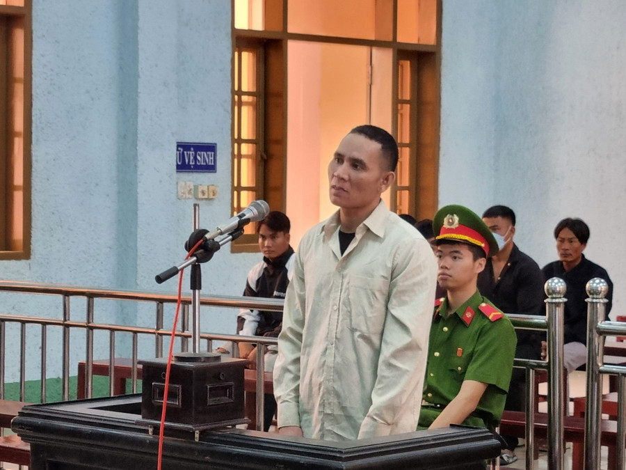 Hội đồng xét xử sơ thẩm Tòa án nhân dân tỉnh Gia Lai tuyên phạt bị cáo Đinh Lô án chung thân về tội “Hiếp dâm” và “Giết người”.Ảnh: R.H Hội đồng xét xử sơ thẩm Tòa án nhân dân tỉnh Gia Lai tuyên phạt bị cáo Đinh Lô án chung thân về tội “Hiếp dâm” và “Giết người”.Ảnh: R.H