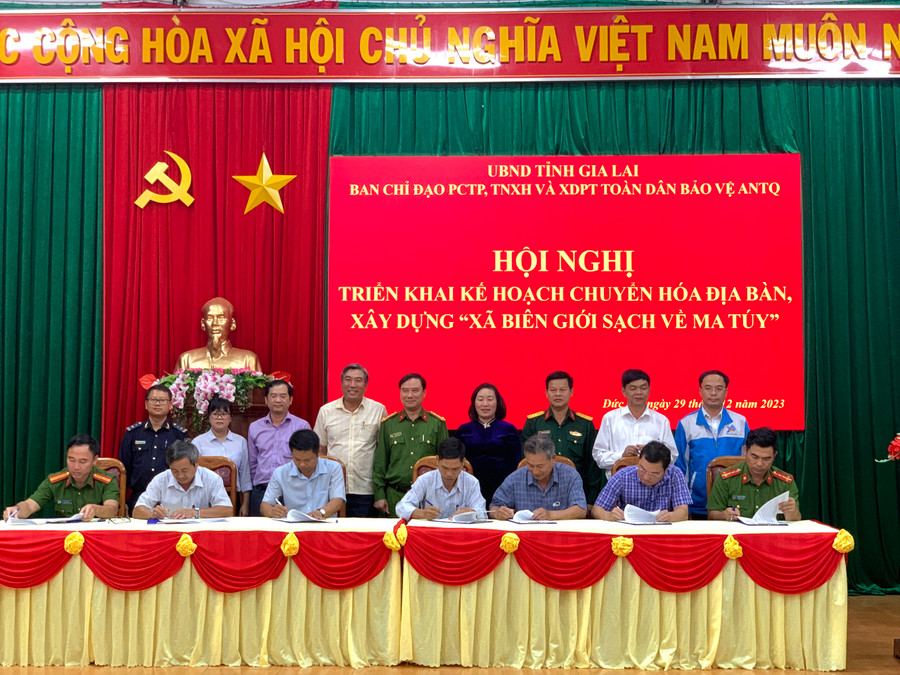 7 xã biên giới ký cam kết thực hiện hiệu quả Kế hoạch chuyển hóa địa bàn, xây dựng xã biên giới sạch về ma túy. Ảnh: R'Ô HOK 7 xã biên giới ký cam kết thực hiện hiệu quả Kế hoạch chuyển hóa địa bàn, xây dựng xã biên giới sạch về ma túy. Ảnh: R'Ô HOK