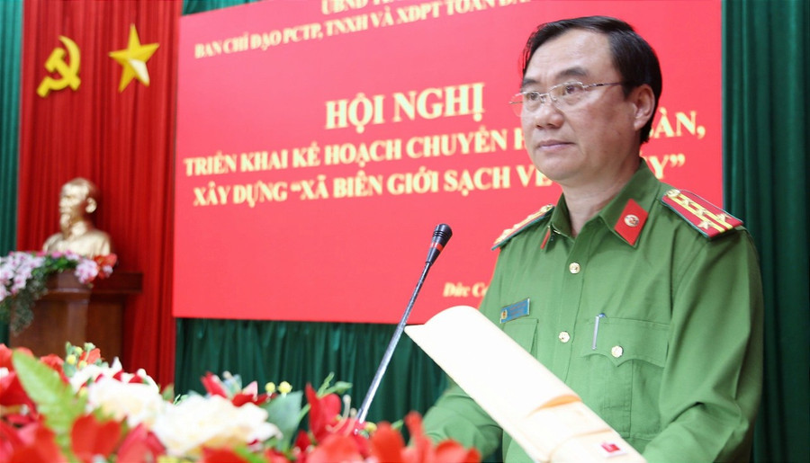 Đại tá Dương Văn Long-Phó Giám đốc Công an tỉnh, Phó Trưởng Ban Chỉ đạo phát biểu tại hội nghị.Ảnh: R'Ô HOK Đại tá Dương Văn Long-Phó Giám đốc Công an tỉnh, Phó Trưởng Ban Chỉ đạo phát biểu tại hội nghị.Ảnh: R'Ô HOK