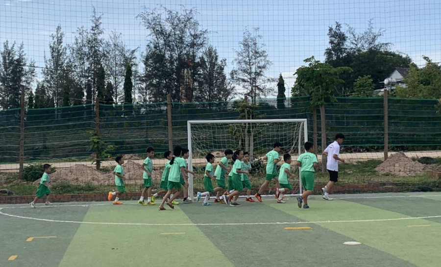 Các thành viên câu lạc bộ bóng đá cộng đồng Krông Pa kids tập luyện. Ảnh: Ksor Nam