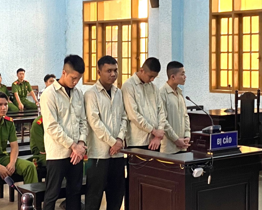 4 bị cáo Tiêm, Kiên, Thanh và Vỏ (từ trái qua). Ảnh: R'Ô HOK