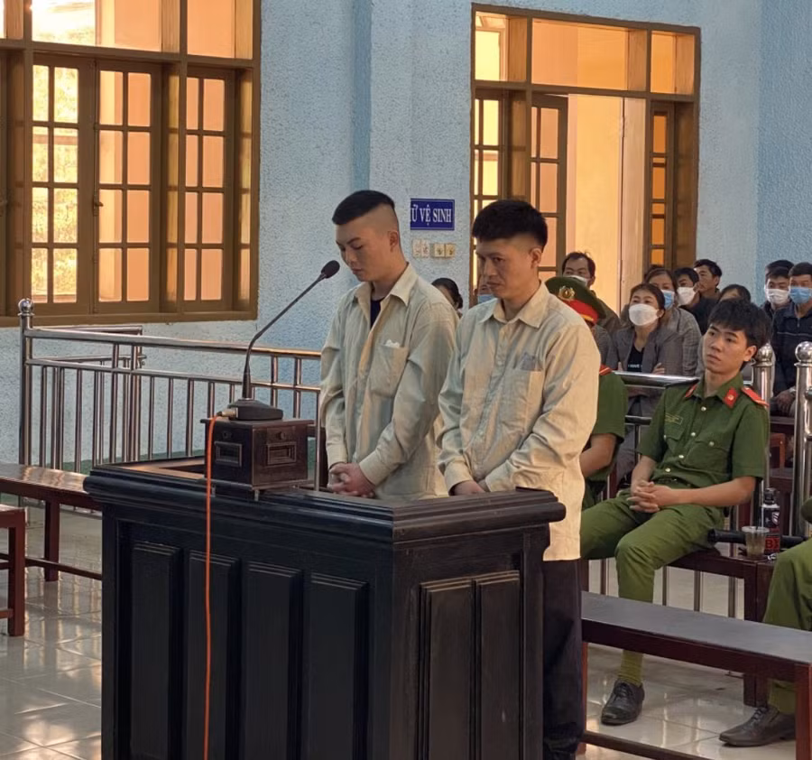 Bị cáo Trần Lý Tưởng (bìa trái) và Trần Công Anh tại phiên tòa. Ảnh: R'Ô HOK