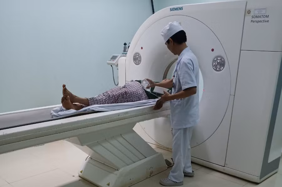 Bác sỹ Bệnh viện Quân y 211 chụp CT toàn phần cơ thể bà Võ Thị Bích. Ảnh: Ngọc Thuận Bác sỹ Bệnh viện Quân y 211 chụp CT toàn phần cơ thể bà Võ Thị Bích. Ảnh: Ngọc Thuận