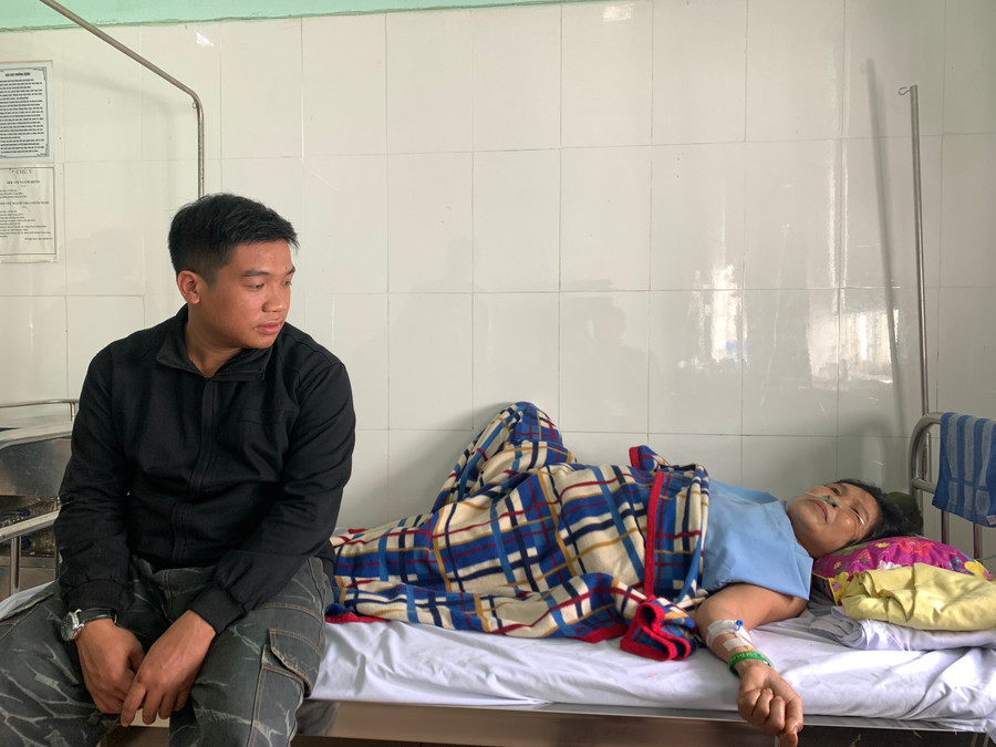 Vụ tai nạn giao thông khiến bà Võ Thị Bích (bìa phải) bị thương nặng, hiện đang điều trị tại Bệnh viện Quân y 211.Ảnh: R.H