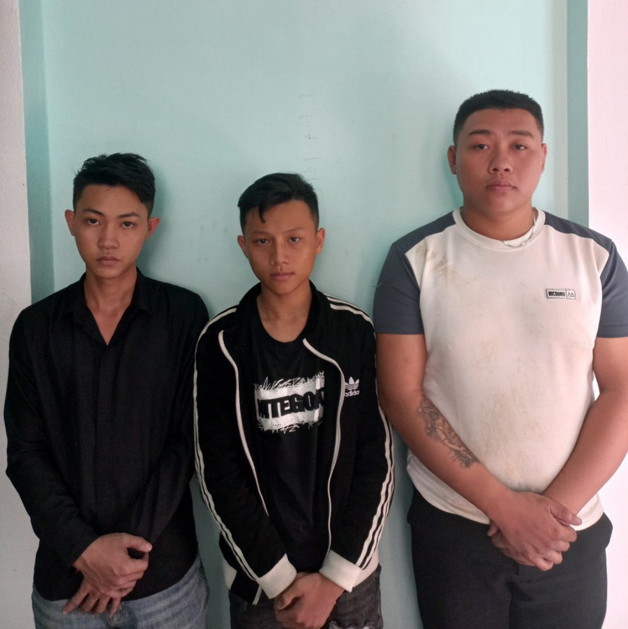 3 đối tượng: Phạm Chí Nguyện, Văn Minh Vinh và Lâm Quốc Chuyễn (từ trái qua). Ảnh: Công an thị xã An Khê