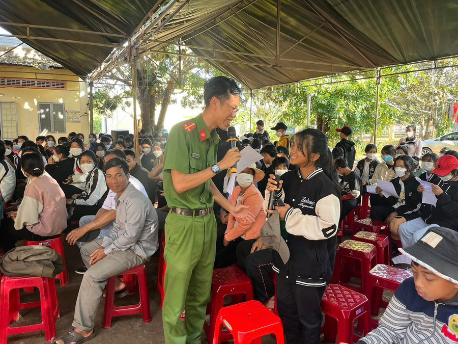 Công an huyện Đak Đoa tuyên truyền pháp luật cho học sinh trên địa bàn. Ảnh: R.H