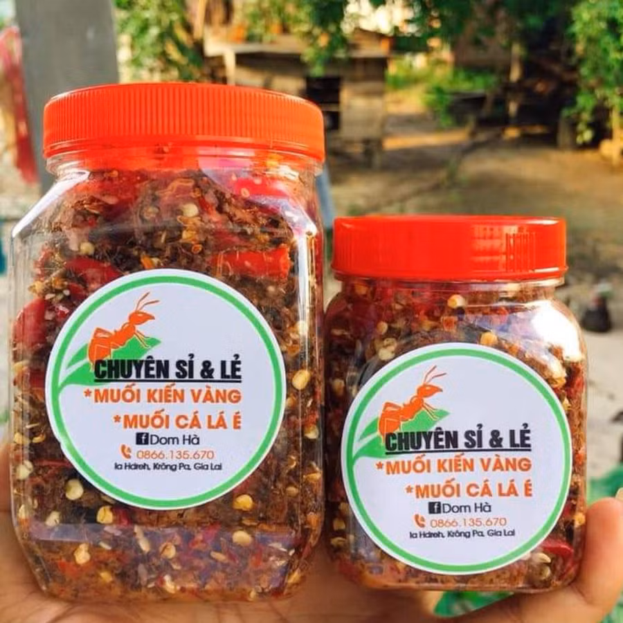 Muối kiến vàng của chị Ksor H’Djom. Ảnh: Dom Hà Muối kiến vàng của chị Ksor H’Djom. Ảnh: Dom Hà