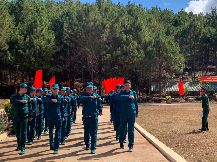 Các cán bộ, chiến sĩ lực lượng tự vệ các cơ quan, đơn vị trên địa bàn TP. Pleiku luyện tập điều lệnh đội ngũ. Ảnh: R.H