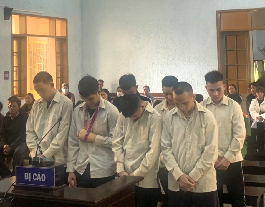 Các bị cáo tại phiên toà. Ảnh: R'Ô HOK