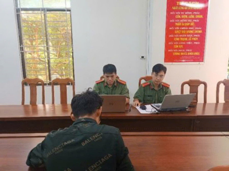 Phòng An ninh mạng và phòng, chống tội phạm sử dụng công nghệ cao (Công an tỉnh Gia Lai) làm việc với ông T..Ảnh: CAT