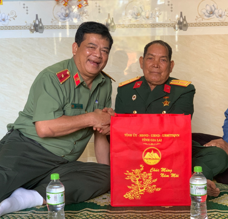 Thiếu tướng Rah Lan Lâm (bìa trái) thăm, tặng quà bệnh binh Siu Hlem (trú tại xã Ia Pia). Ảnh: R'Ô HOK Thiếu tướng Rah Lan Lâm (bìa trái) thăm, tặng quà bệnh binh Siu Hlem (trú tại xã Ia Pia). Ảnh: R'Ô HOK