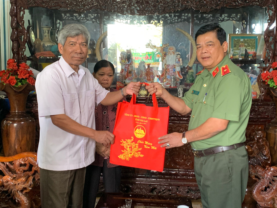 Thiếu tướng Rah Lan Lâm (bìa phải) thăm, tặng quà đồng chí Rah Lan Tuấn-nguyên Ủy viên Ban Thường vụ Tỉnh ủy, nguyên Phó Chủ tịch HĐND tỉnh. Ảnh: R'Ô HOK Thiếu tướng Rah Lan Lâm (bìa phải) thăm, tặng quà đồng chí Rah Lan Tuấn-nguyên Ủy viên Ban Thường vụ Tỉnh ủy, nguyên Phó Chủ tịch HĐND tỉnh. Ảnh: R'Ô HOK