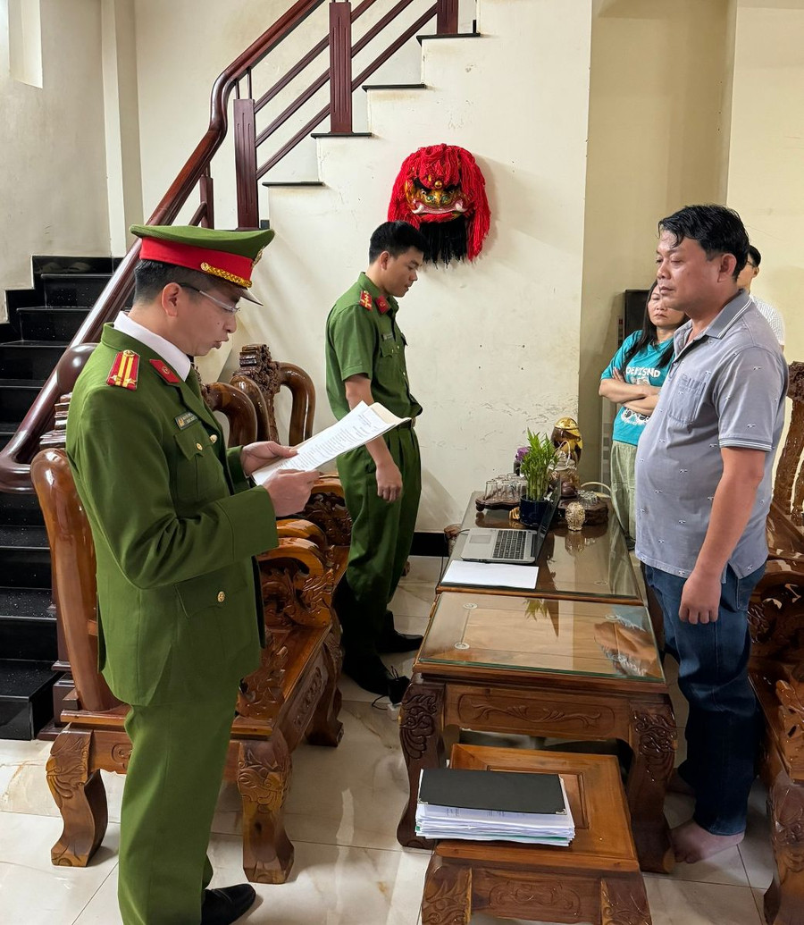 Cơ quan Cảnh sát Điều tra Công an tỉnh Gia Lai thi hành lệnh bắt tạm giam Nguyễn Thanh Yên. Ảnh: C.A.T