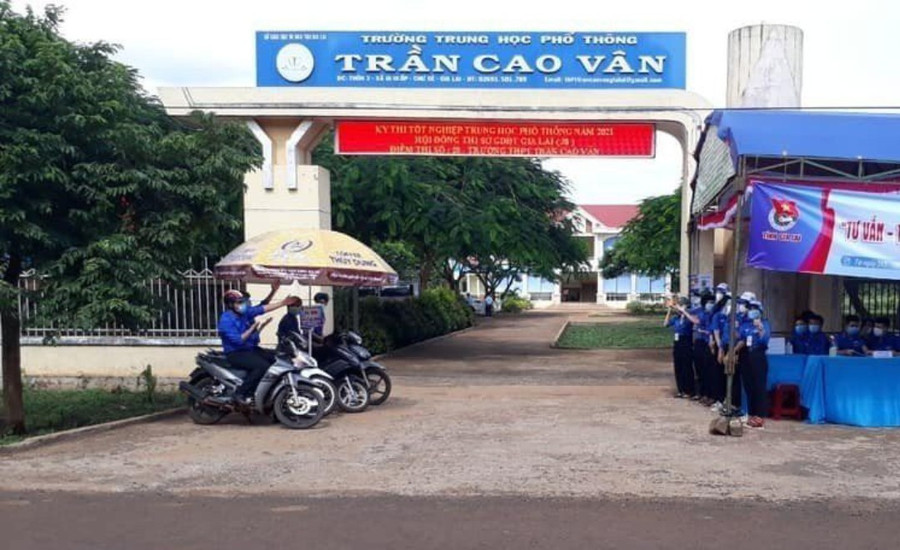 Trường THPT Trần Cao Vân nơi xảy ra sự việc nữ thủ quỹ chiếm đoạt hơn 450 triệu đồng. Ảnh: người dân cung cấp