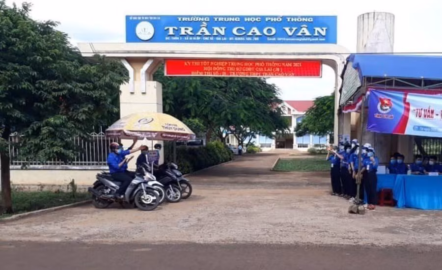 Trường THPT Trần Cao Vân nơi xảy ra sự việc nữ thủ quỹ chiếm đoạt hơn 450 triệu đồng. Ảnh: người dân cung cấp