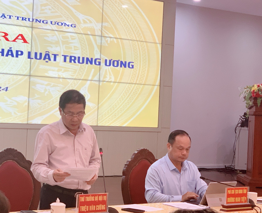 Thứ trưởng Bộ Nội vụ Triệu Văn Cường (bìa trái) kết luận tại buổi làm việc. Ảnh: R.H Thứ trưởng Bộ Nội vụ Triệu Văn Cường (bìa trái) kết luận tại buổi làm việc. Ảnh: R.H