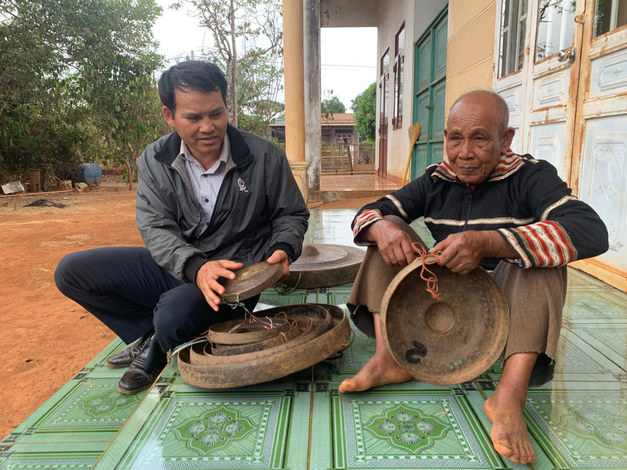 Phó Chủ tịch UBND xã Gào Puih Lêr (bìa trái) kiểm đếm cồng chiêng của gia đình ông Puih Bé. Ảnh: R.H