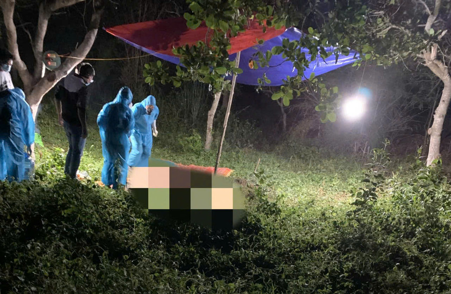 Lực lượng chức năng đang khám nghiệm hiện trường, khám nghiệm tử thi để điều tra vụ việc. Ảnh: người dân cung cấp. Lực lượng chức năng đang khám nghiệm hiện trường, khám nghiệm tử thi để điều tra vụ việc. Ảnh: người dân cung cấp.