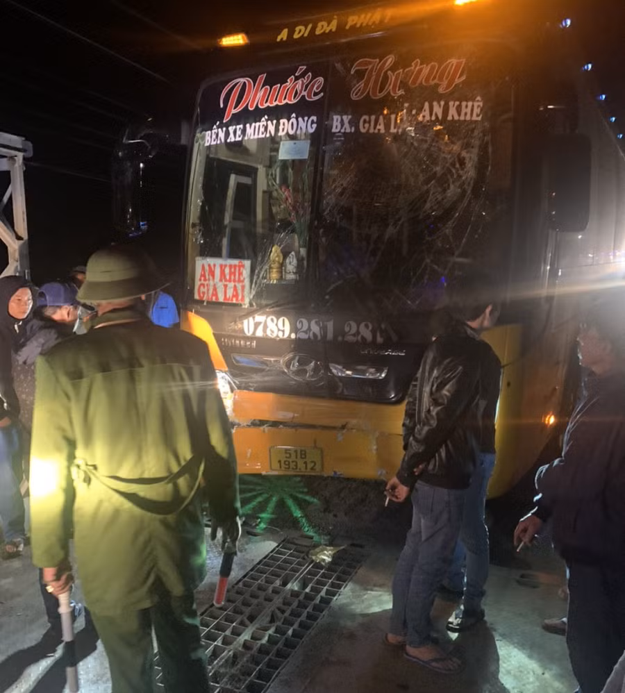 Hiện trường vụ va chạm giao thông tại cầu tạm phục vụ thi công quốc lộ 19