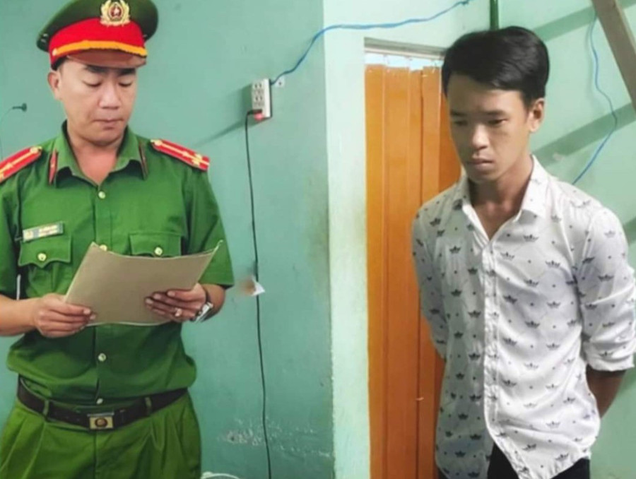 Cơ quan Cảnh sát Điều tra Công an thị xã An Khê đọc lệnh bắt, tạm giam đối tượng Đặng Ngọc Ái. Ảnh: Công an cung cấp