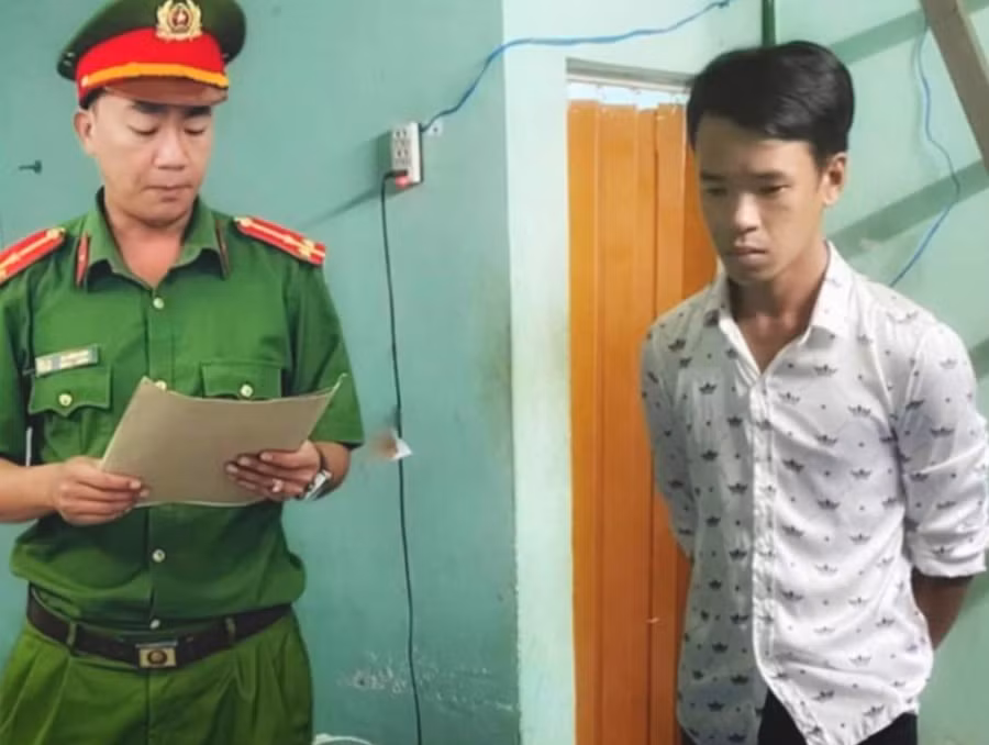 Cơ quan Cảnh sát Điều tra Công an thị xã An Khê đọc lệnh bắt, tạm giam đối tượng Đặng Ngọc Ái. Ảnh: Công an cung cấp