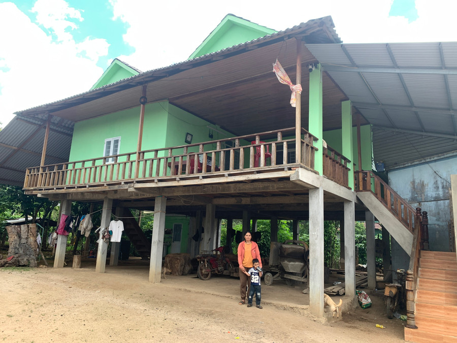 Căn nhà sàn của gia đình chị Rơ Châm Phunh nổi bật nhất làng Hreng bởi diện tích lớn, không gian thoáng mát, còn kết cấu cách tân kiến trúc hiện đại. Ảnh: R.H