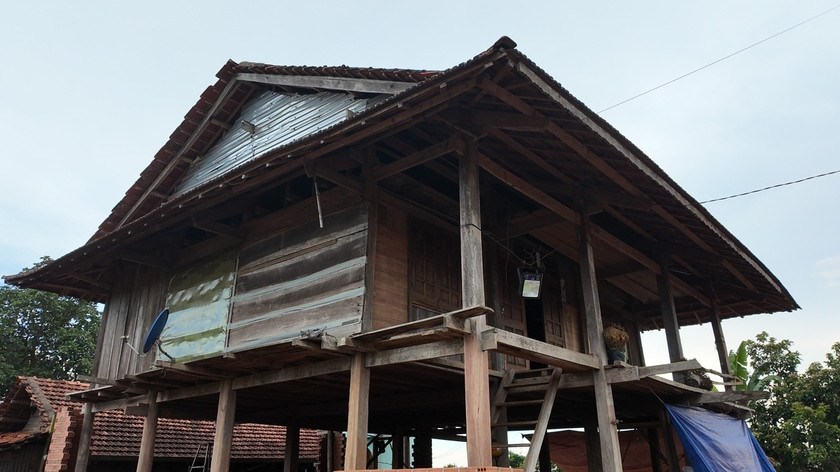 Căn nhà sàn của gia đình anh Hoàng Văn Minh. Ảnh: R.H